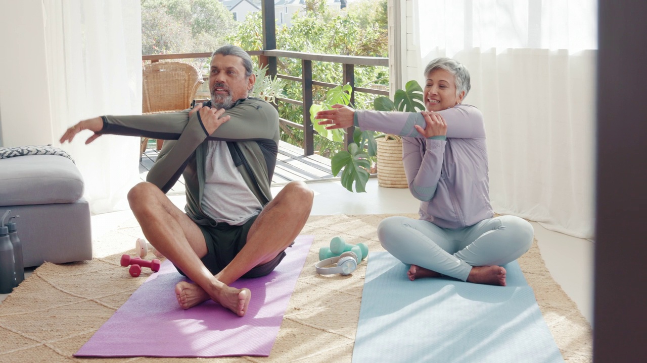 老夫妇，瑜伽和家庭锻炼，同时伸展手臂健身和健康的生活方式退休。老人和女人在地板上伸展普拉提，健康和保健视频素材