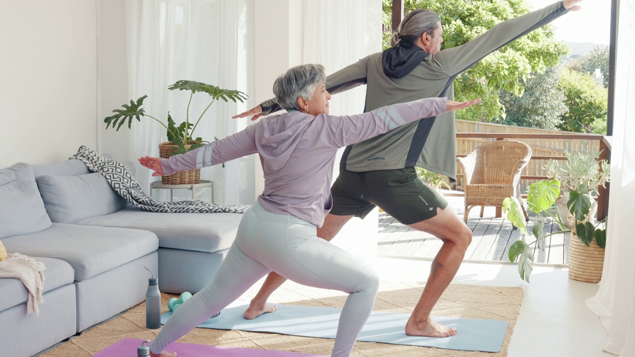 瑜伽，老年夫妇和冥想在客厅伸展，健康和联系在一起。健康，拉丁美洲男人和女人在休息室健身，锻炼和锻炼和平，禅宗和训练。视频素材