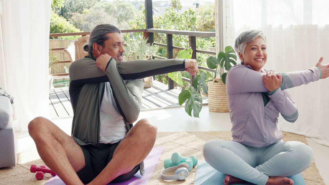 老年夫妇，伸展和瑜伽健身和正念在养老院的健康和健康。训练，普拉提和手臂伸展与退休夫妇禅宗锻炼与健康的生活方式视频素材
