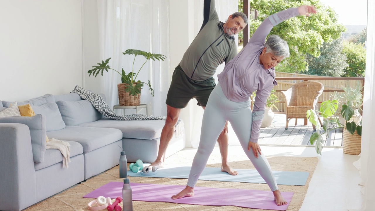 健身，运动和老年夫妇在家里做锻炼，在客厅一起做瑜伽和普拉提。健康，健康和老年男女锻炼，伸展和有氧训练在瑜伽垫上视频素材