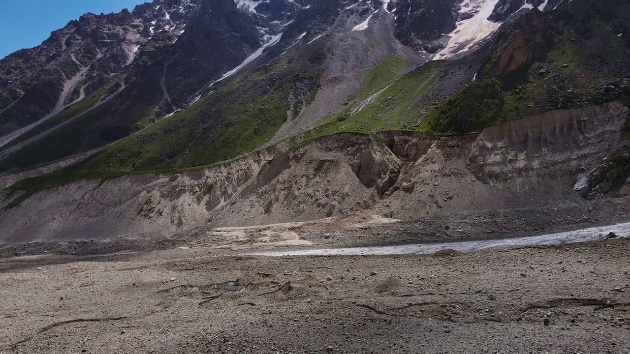 梦幻般的山景，冰雪覆盖的高山尖峰鸟瞰图视频素材