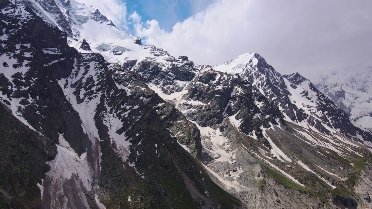 梦幻般的山景，冰雪覆盖的高山尖峰鸟瞰图视频素材