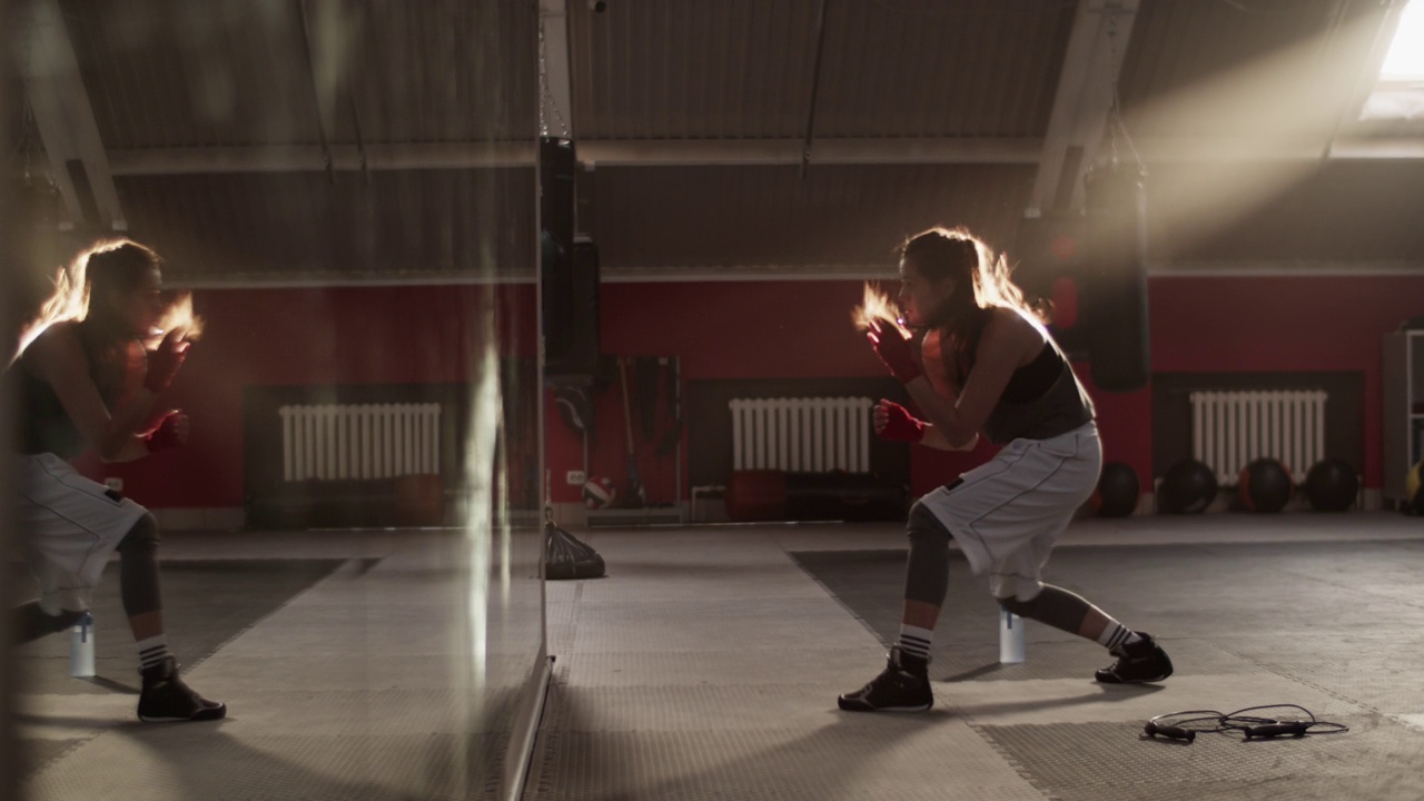 女拳击手在镜子附近打影子视频下载
