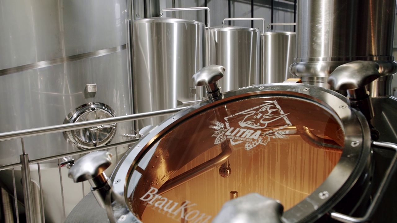 酿造啤酒的不锈钢罐。啤酒厂里巨大的不锈钢桶。视频下载