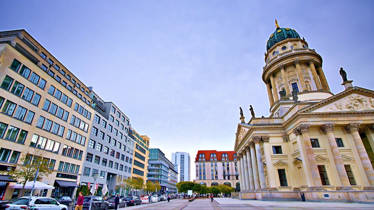 Gendarmenmarkt。历史的广场。新教堂，德国大教堂。视频下载