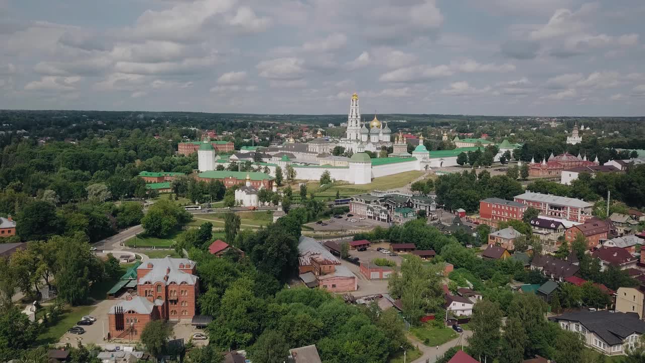 东正教堂:被寺庙墙壁包围的大型东正教堂航空摄影视频素材