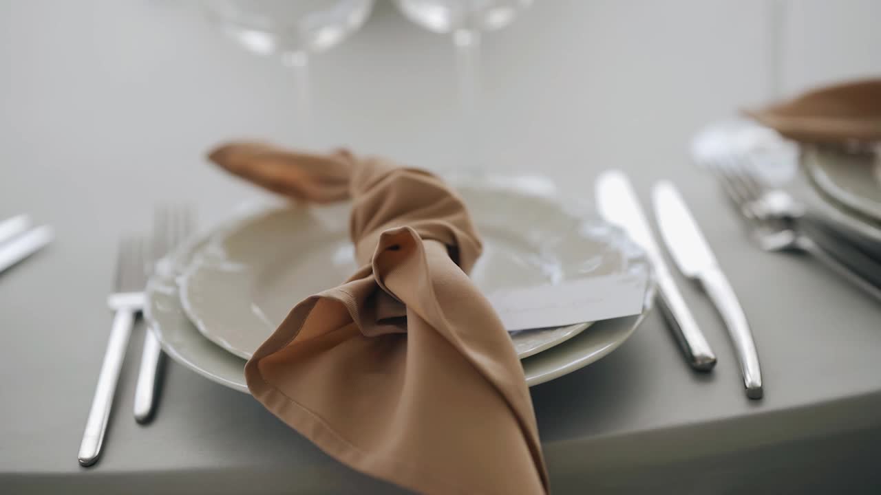 桌上有盘子和餐具，还有餐巾纸。近距离桌子拍摄视频下载