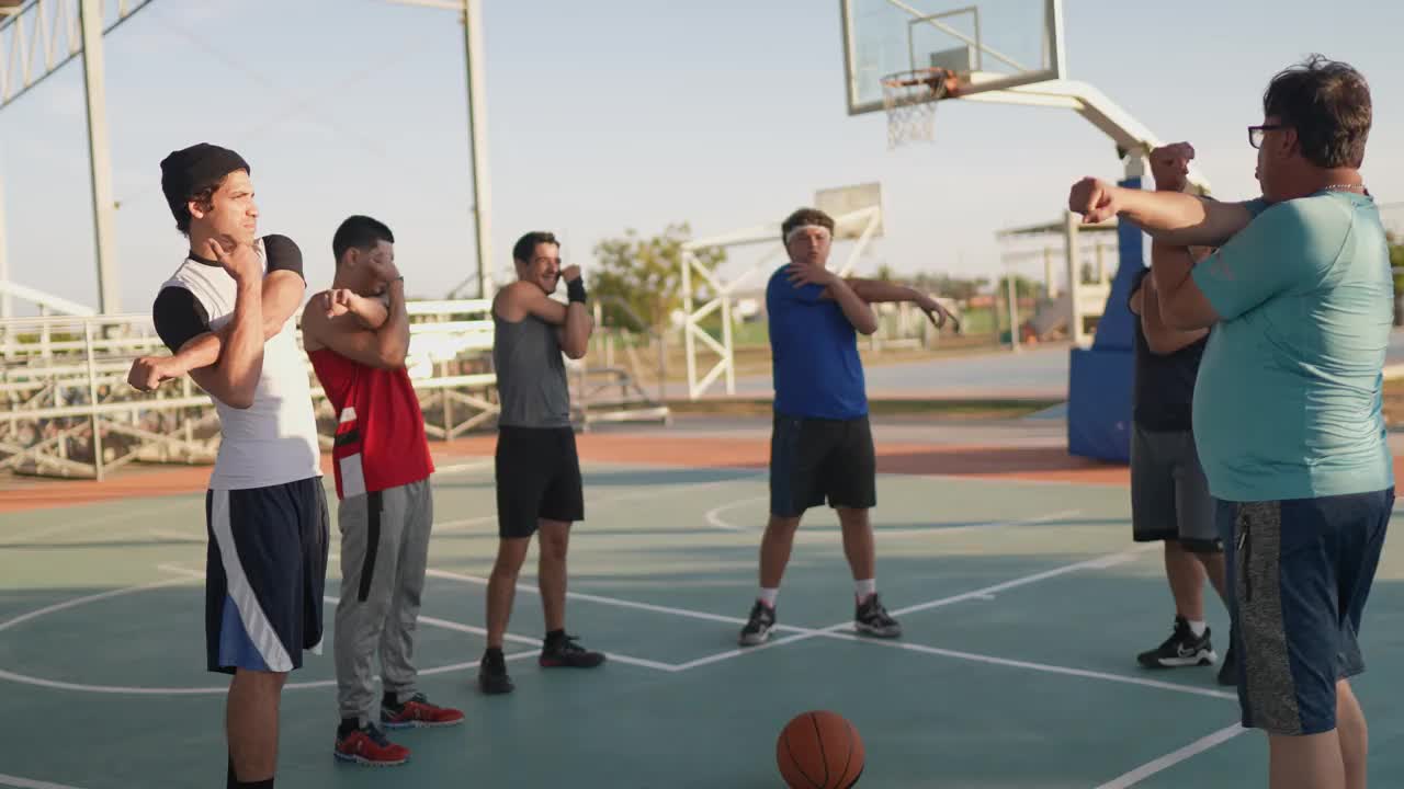 篮球队在运动场上做伸展运动视频下载