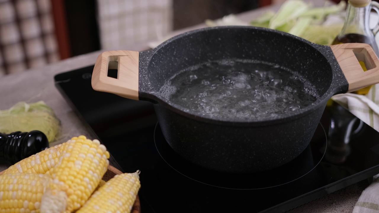 近距离的开水在锅里煮玉米棒视频下载