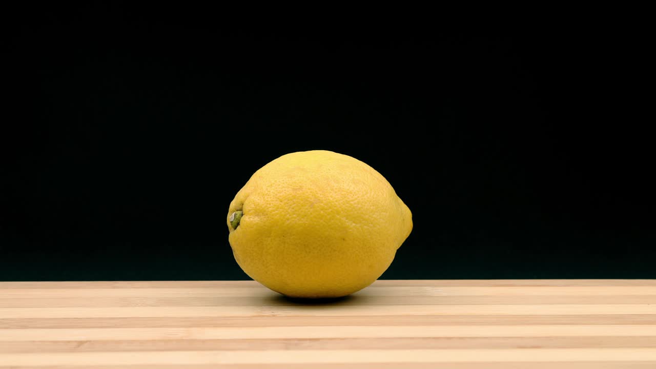 旋转柠檬切碎。定格动画。视频下载