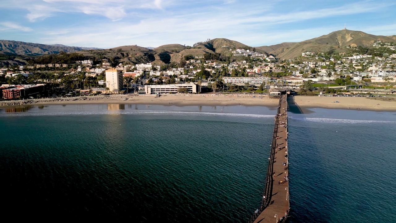 加利福尼亚州文图拉市落日时分，码头和美丽小镇的鸟瞰图。太平洋。视频下载