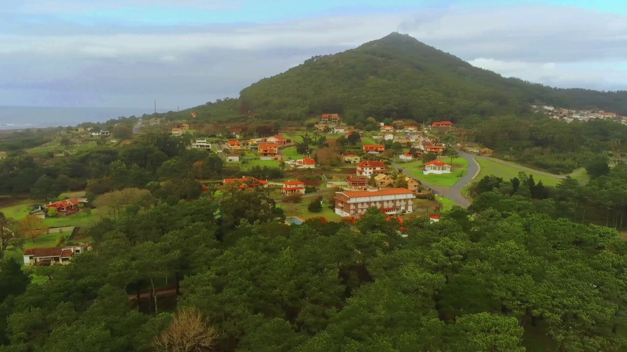 森林覆盖的山脉和红屋顶的房子的美丽景色视频素材