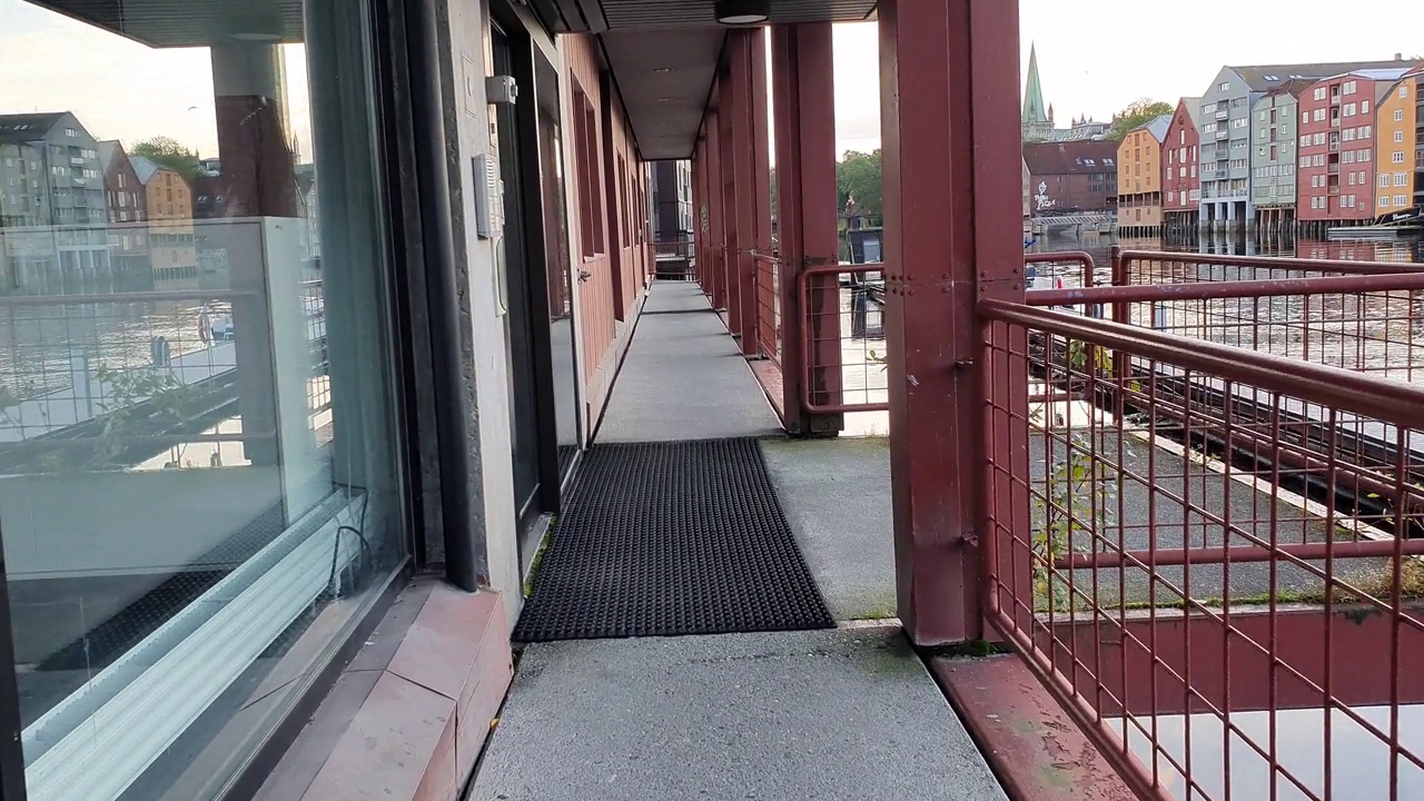 穿过办公楼长阳台的人行道。视频下载
