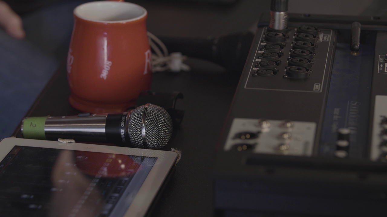 一杯茶旁边的各种音频技术设备在桌子上录制现场表演视频下载