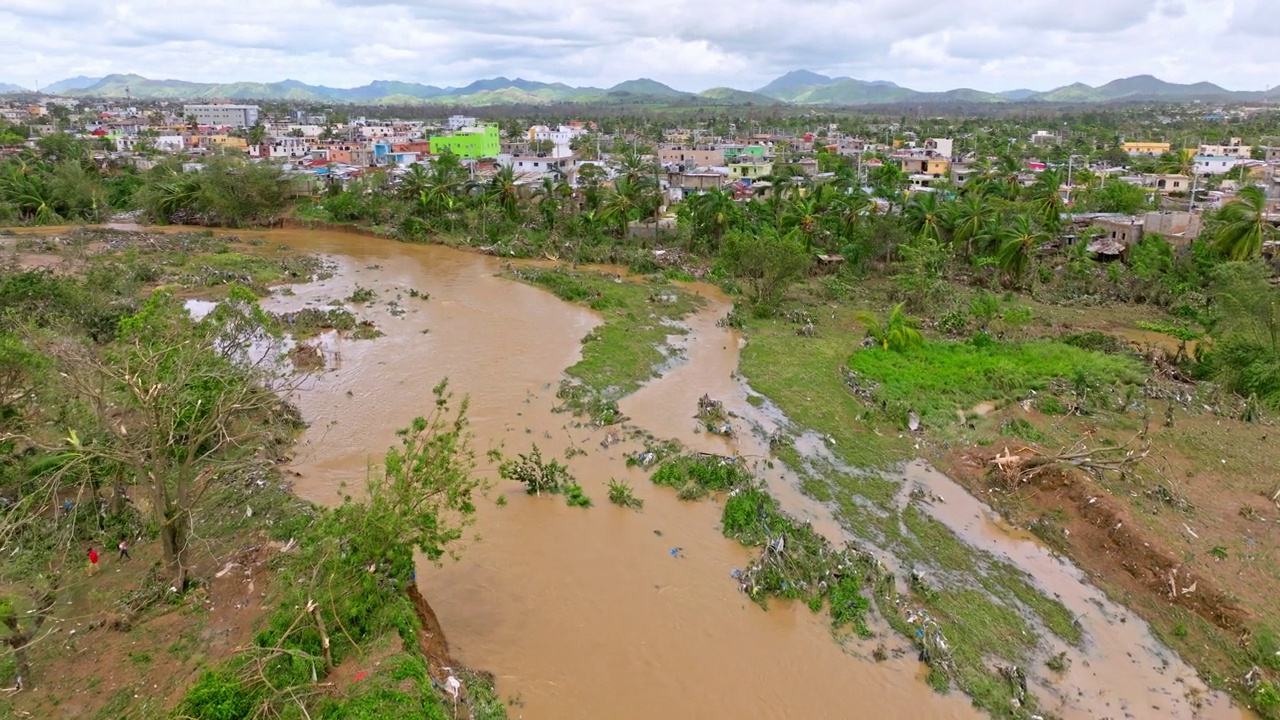 由多米尼加共和国气候变化引起的菲奥娜飓风袭击洛斯普拉塔尼托斯后的尤马河。——空中视频素材