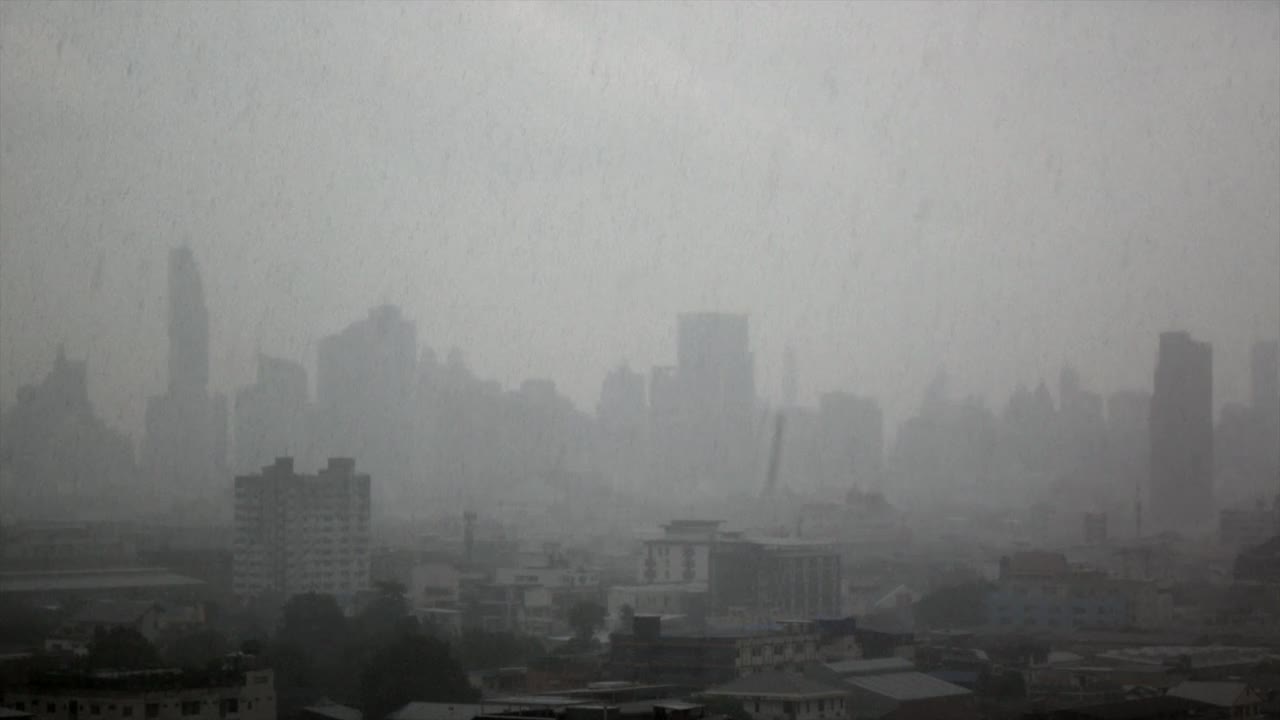 暴风雨的曼谷城市景观与摩天大楼视频下载