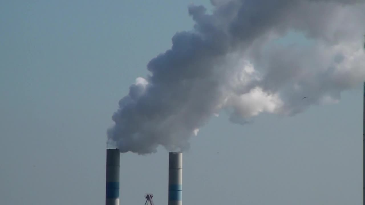 2012年6月21日，荷兰鹿特丹-马斯夫拉克特工业区的污染视频素材