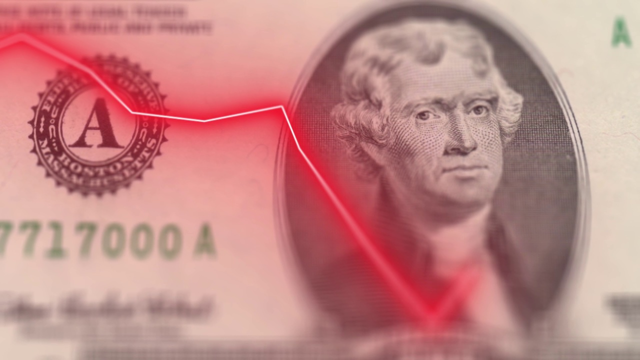 4K详细特写滑动镜头正面美国两美元钞票。宏观纹理美国账单与下降箭头图表。波动和崩溃的货币股票视频。视频下载