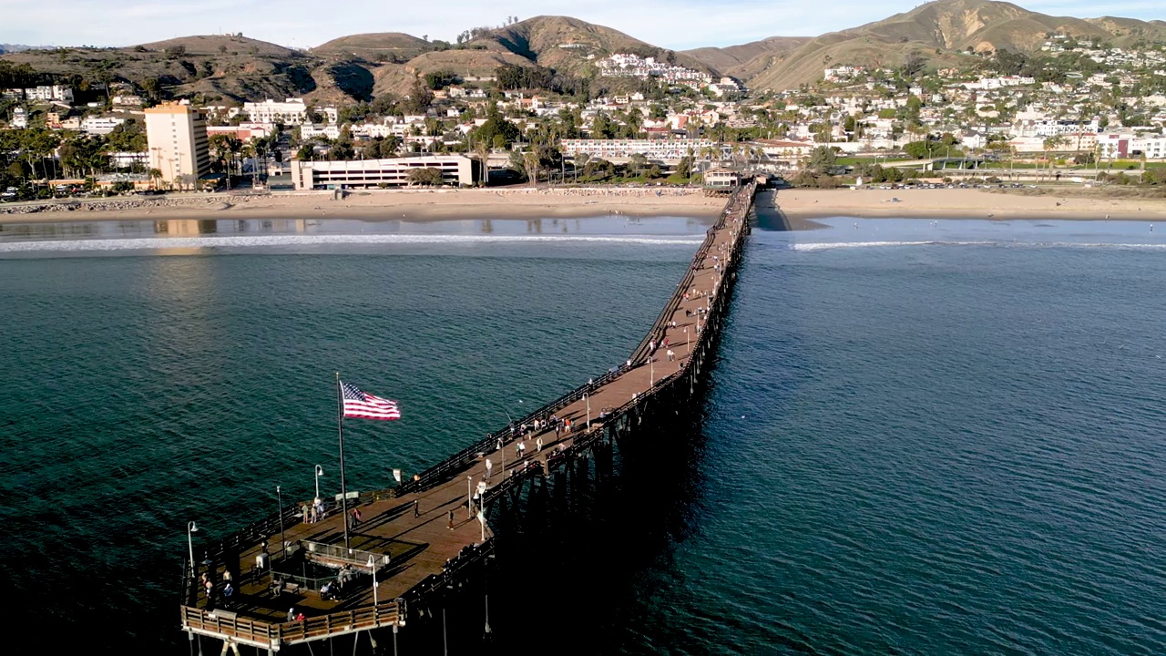 加利福尼亚州文图拉市落日时分，码头和美丽小镇的鸟瞰图。太平洋。视频下载