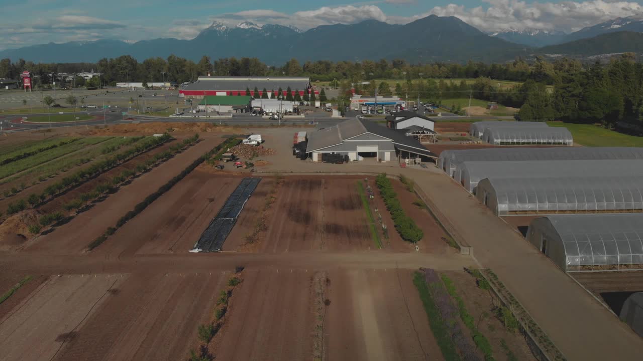 在加拿大卑诗省奇利瓦克，春天的绿色山丘附近，农作物的4K空中拍摄视频下载
