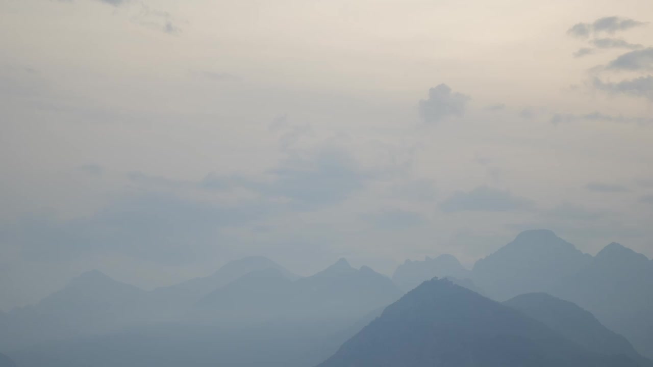 美丽的风景，在雾中山脉的剪影。视频素材