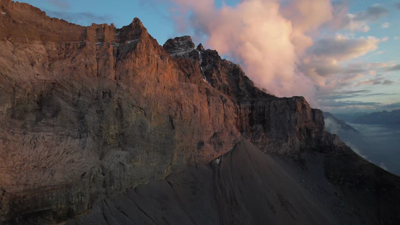瑞士山崖上的日落视频下载