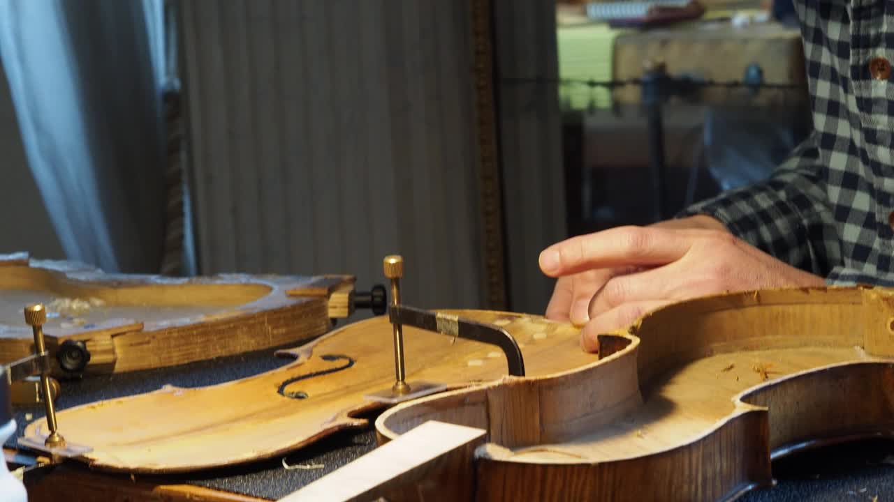 由制琴师大师修复的古董古董经典小提琴视频下载