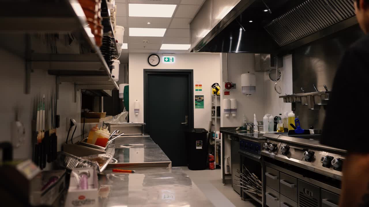 一个厨师在厨房里的慢动作视频下载