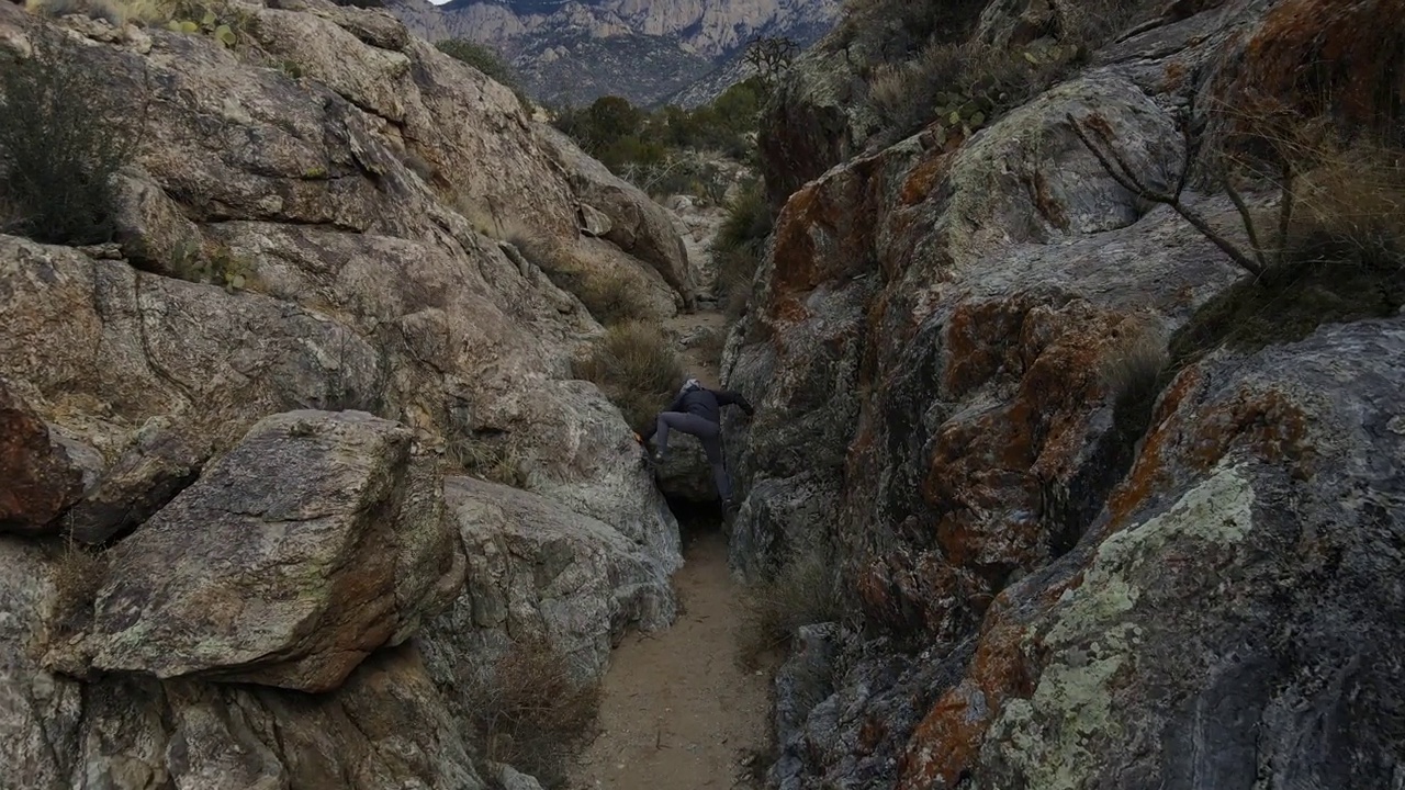 峡谷探险徒步旅行的人视频下载