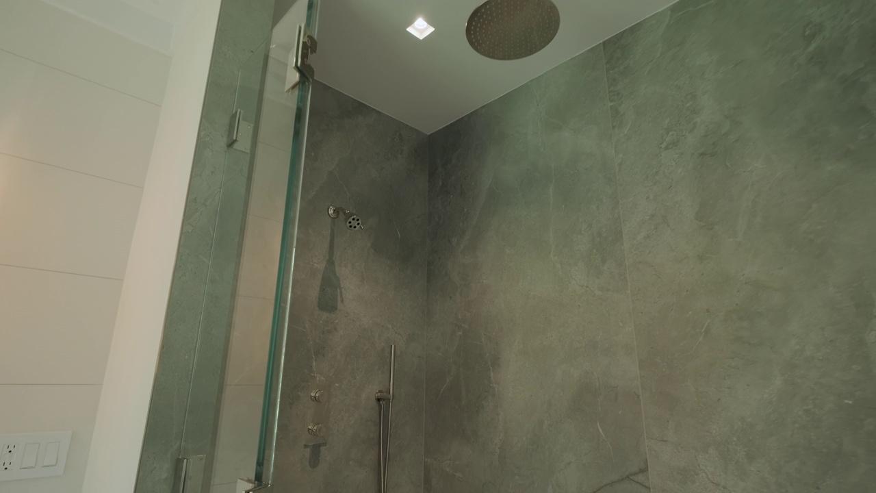 淋浴头在现代浴室与淋浴在现代家庭，房地产内部。广角镜头视频素材