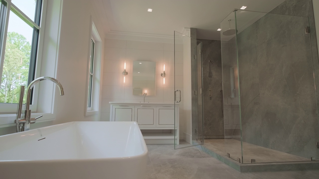 现代瓷砖浴室与淋浴在现代家庭，房地产内部。广角镜头视频素材