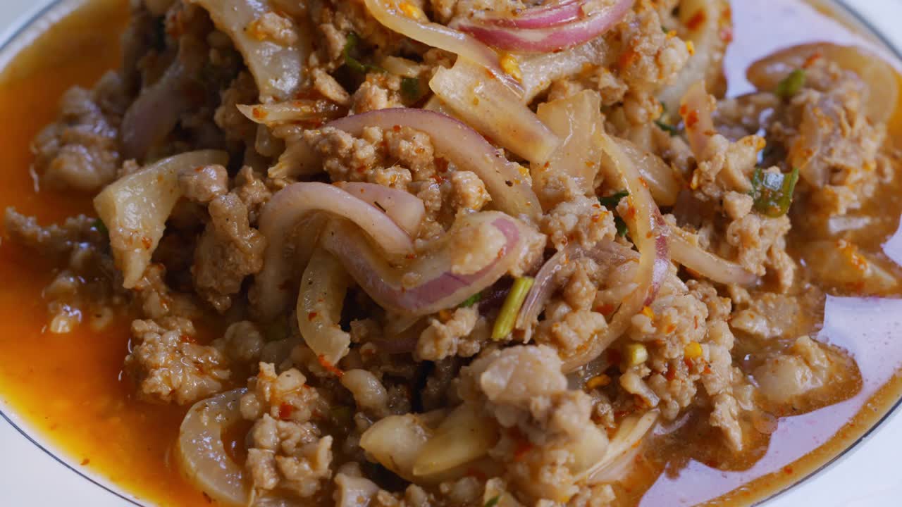辣味猪肉沙拉泰国菜。视频素材