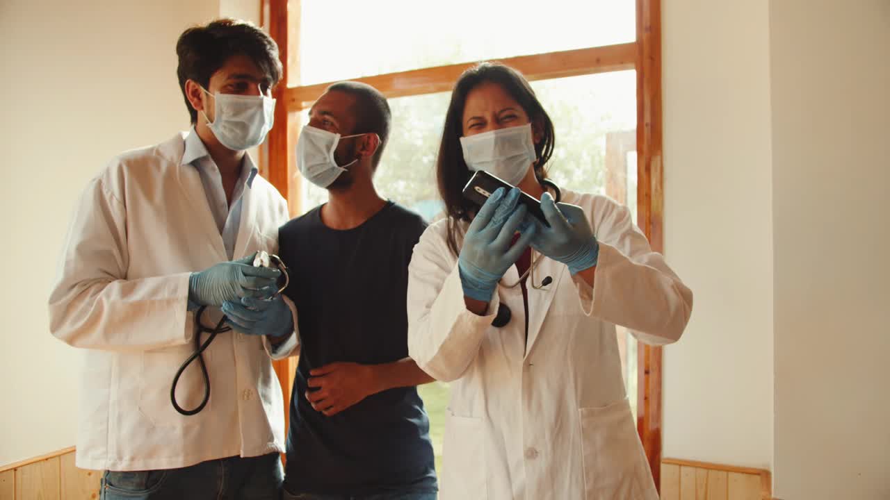 印度医生带着口罩和病人在房子里自拍视频下载