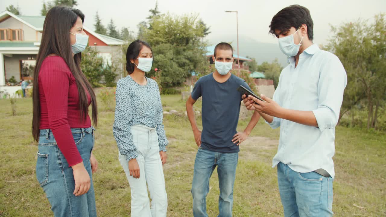 4K的南亚朋友带着医用口罩走路自拍视频下载