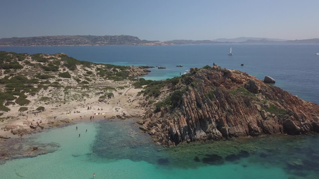 意大利撒丁岛，La Maddalena的海上和港口鸟瞰图视频下载
