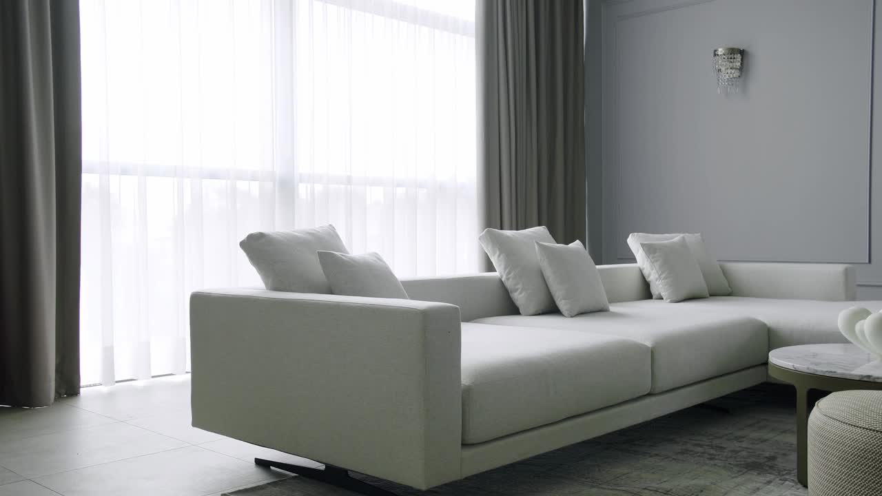 现代现代极简主义客厅，白色和灰色家具。视频下载