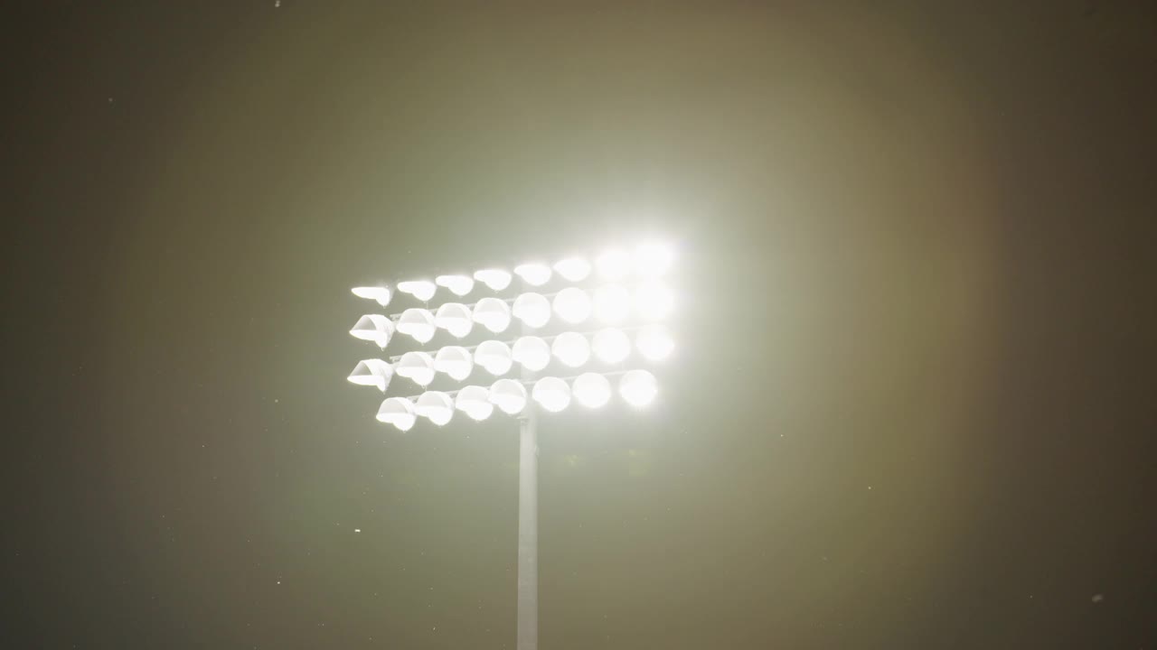 晚上体育场的灯光会产生光环效应视频下载