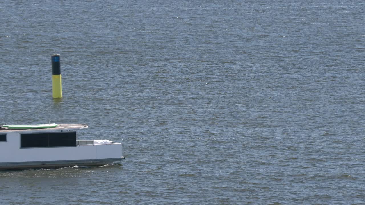 阳光明媚的一天，一艘船在赫尔辛基附近航行的美丽镜头。视频素材