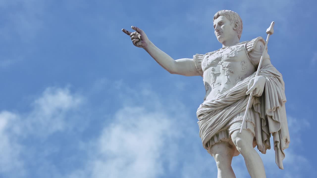 凯撒雕像在多云的天空/拉斯维加斯，内华达州视频下载