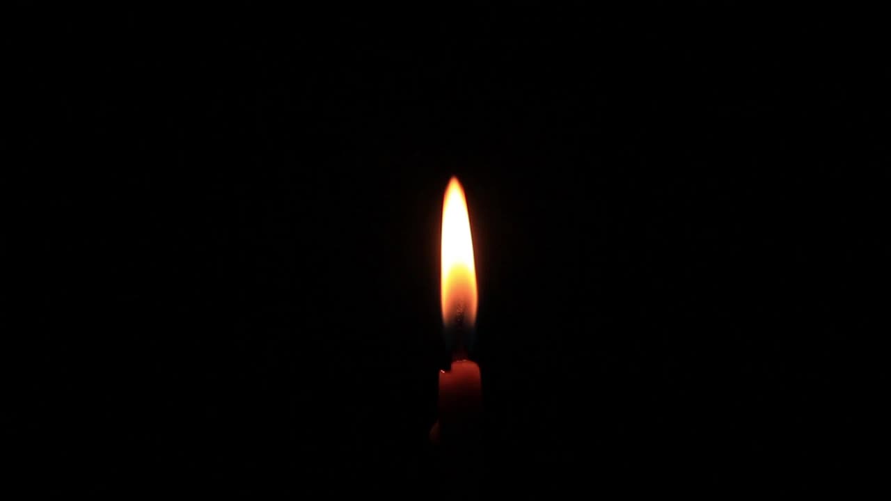 蜡烛的和平之光在黑暗和黄色火焰苏作为和平的元素，瑜伽。视频下载