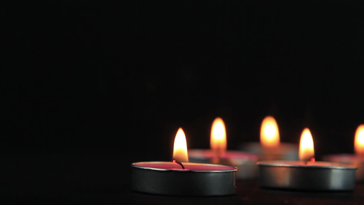 蜡烛的和平之光在黑暗和黄色火焰苏作为和平的元素，瑜伽。视频下载