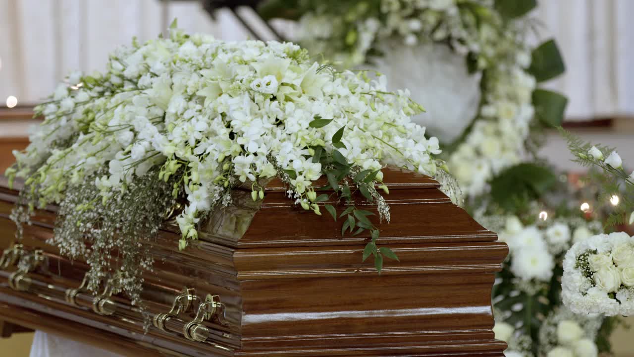 在越南葬礼仪式上，一个带有新鲜白花的棺材的特写视频下载