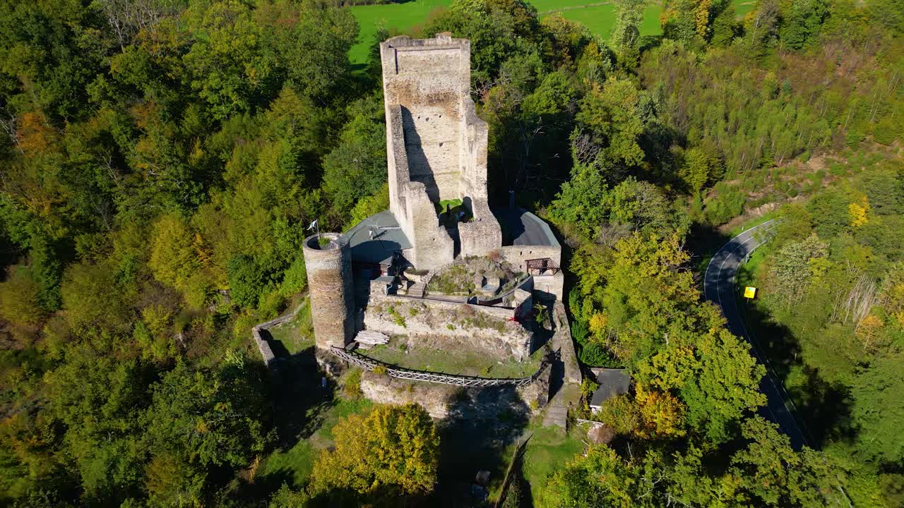 无人机拍摄的德国一座古老的废墟城堡视频下载