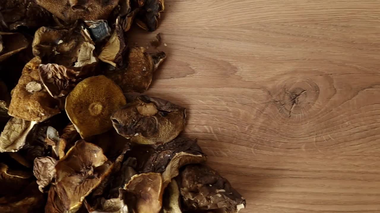 木桌上的干蘑菇特写，包括牛肝菌视频下载