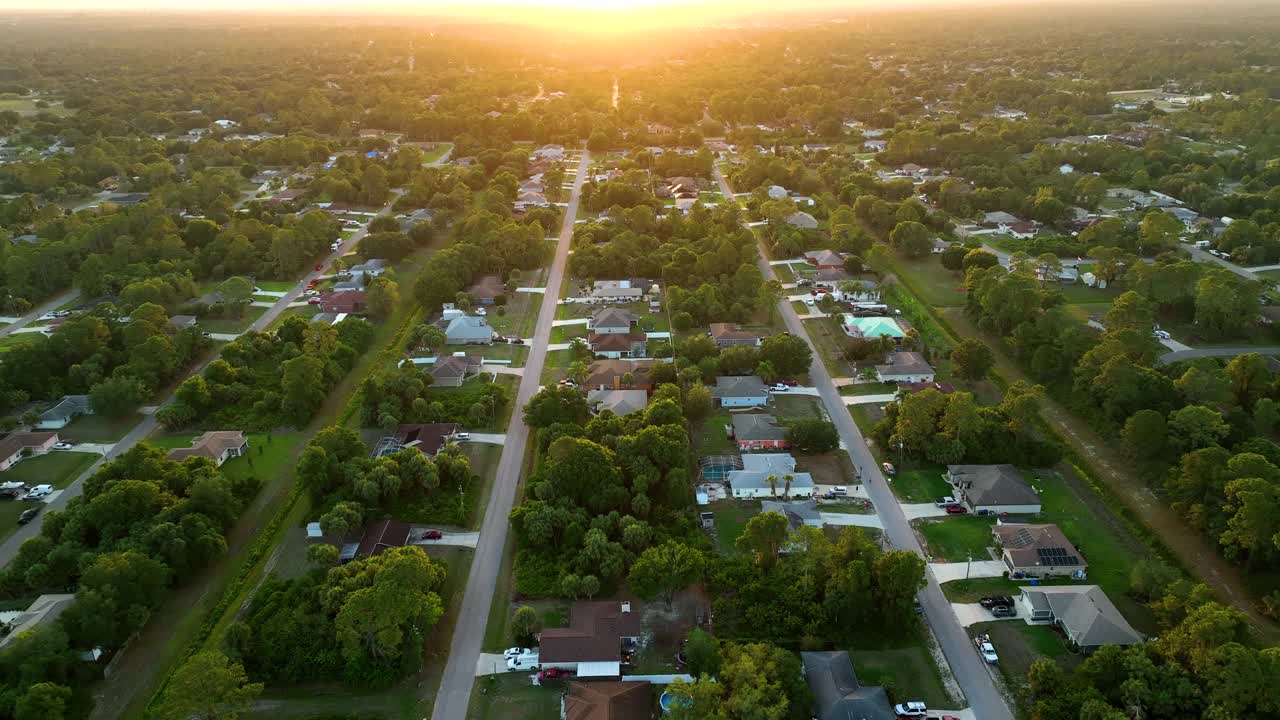 郊区景观鸟瞰图，私人住宅之间的绿色棕榈树在佛罗里达州安静的居民区晚上视频素材