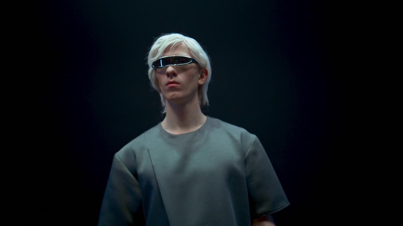 虚拟现实男子眼镜体验模拟特写。未来派金发男视频下载