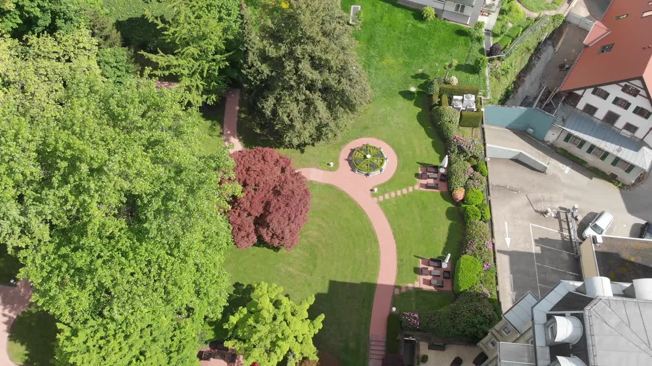 在一个阳光明媚的日子里，从空中俯瞰一个美丽的花园。巴登巴登，德国视频下载