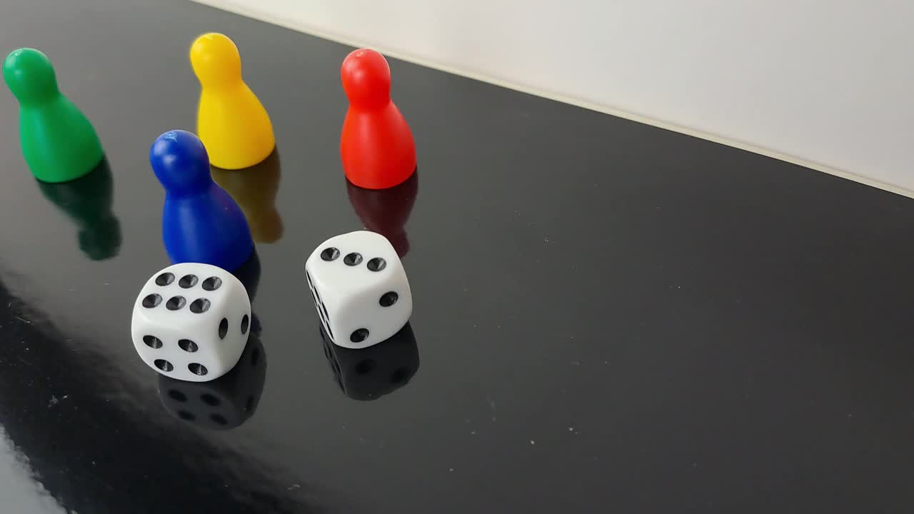 棋盘游戏的棋子和骰子与有色件视频下载
