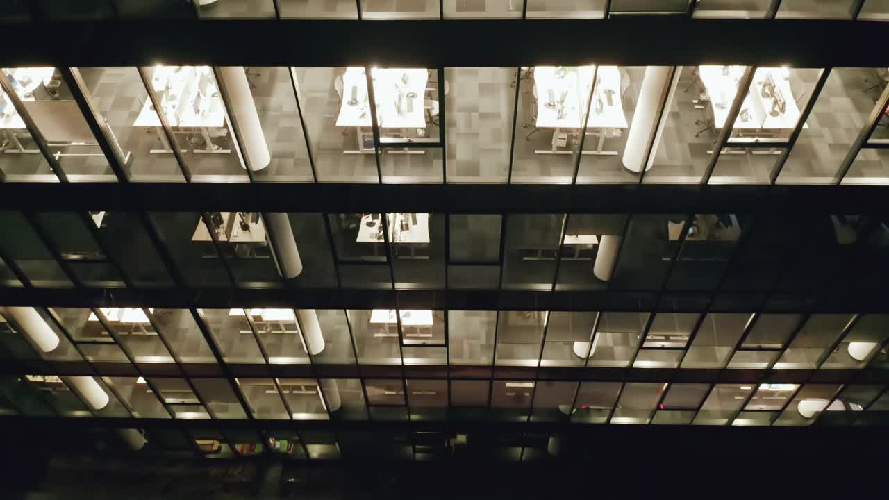 夜间的商业中心和办公楼。鸟瞰图视频素材