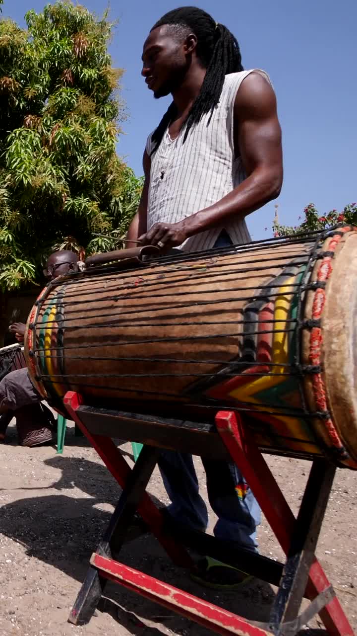 一群黑人一起演奏各种非洲乐器的垂直视频视频下载